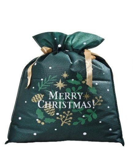 Zielony worek prezentowy z motywem świątecznego stroika, napisem „Merry Christmas” i złotymi wstążkami, w rozmiarze 40 x 56 cm.