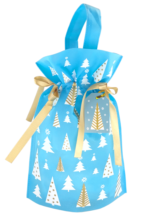 Niebieski worek prezentowy z rączką, ozdobiony białymi i złotymi choinkami, przewiązany złotymi wstążkami, z zawieszką w kształcie drzewka.