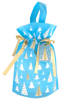 Niebieski worek prezentowy z rączką, ozdobiony białymi i złotymi choinkami, przewiązany złotymi wstążkami, z zawieszką w kształcie drzewka.