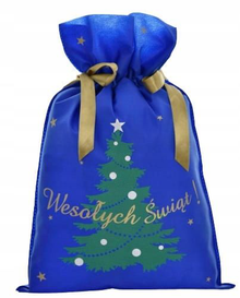 Niebieski worek prezentowy 30 x 45 cm z zieloną choinką, złotymi gwiazdkami i napisem Wesołych Świąt, przewiązany złotą wstążką.