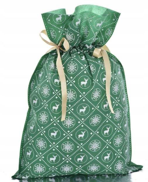 Zielony worek prezentowy w świąteczny wzór białych reniferów i płatków śniegu, przewiązany złotymi satynowymi wstążkami, w rozmiarze 20 x 30 cm.