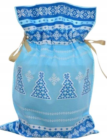 Niebieski worek prezentowy ozdobiony wzorem choinek i płatków śniegu, przewiązany złotymi satynowymi wstążkami, w rozmiarze 30 x 45 cm.