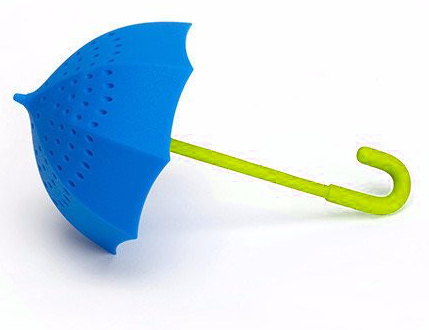 Niebieski zaparzacz parasolka z zielonym uchwytem.