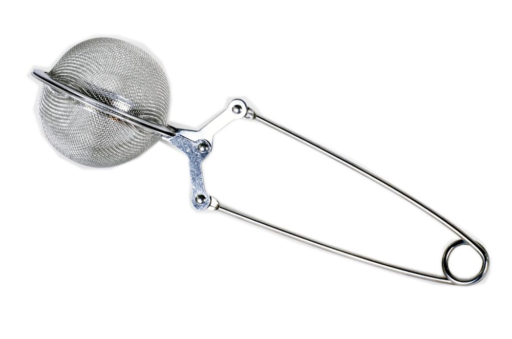 Metalowy zaparzacz do herbaty i ziół w formie szczypiec na białym tle