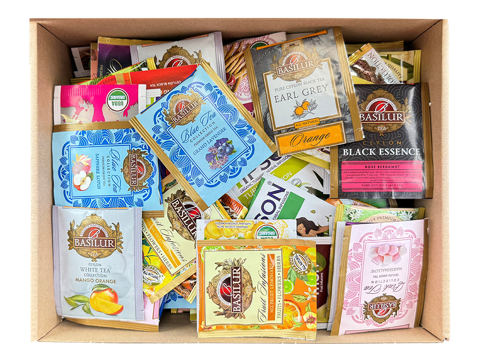 Różnorodna mieszanka herbat w saszetkach – czarne, zielone, owocowe i ziołowe.