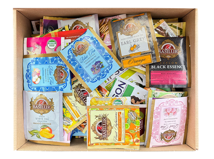 Różnorodna mieszanka herbat w saszetkach – czarne, zielone, owocowe i ziołowe.