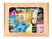 Ekspozytor kartonowy z herbatami w kolorowych saszetkach, widok z przodu.