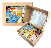 Kartonowy ekspozytor z przezroczystym okienkiem, wypełniony saszetkami herbat Basilur i innych marek.