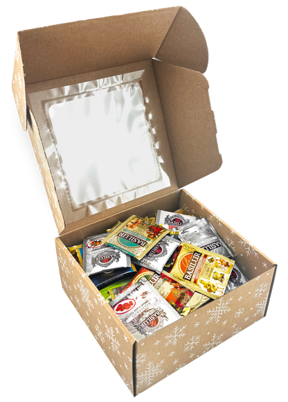 Zbliżenie na front zestawu herbat Świąteczny Mix z widocznymi saszetkami różnych smaków.