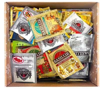 Wnętrze pudełka z herbatami Basilur, Tipson i Stassen w kolorowych kopertach.