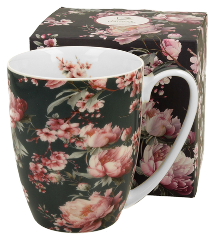 Kubek porcelanowy ozdobiony różowymi piwoniami i kwiatami wiśni ustawiony obok pasującego ozdobnego pudełka w tym samym wzorze.