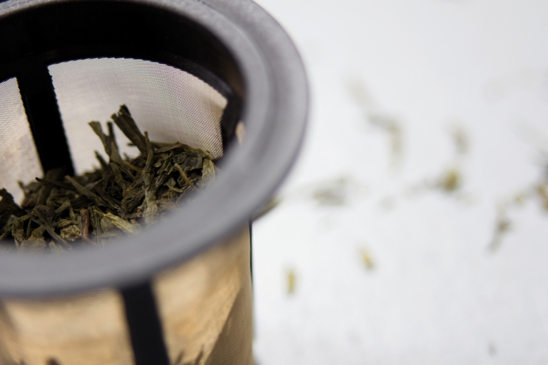 Zbliżenie na zaparzacz Finum z herbatą liściastą w środku
