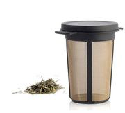 Zaparzacz stalowy Finum L obok porcji herbaty liściastej
