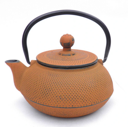 Ceglany dzbanek zeliwny z czarnym uchwytem i pokrywka widok z boku zaparzacz do herbaty
