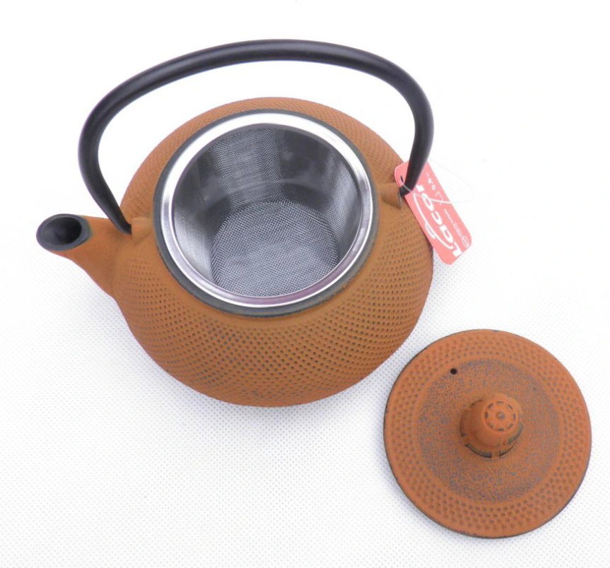 Otwarty dzbanek zeliwny z metalowym zaparzaczem do herbaty ceglasty kolor