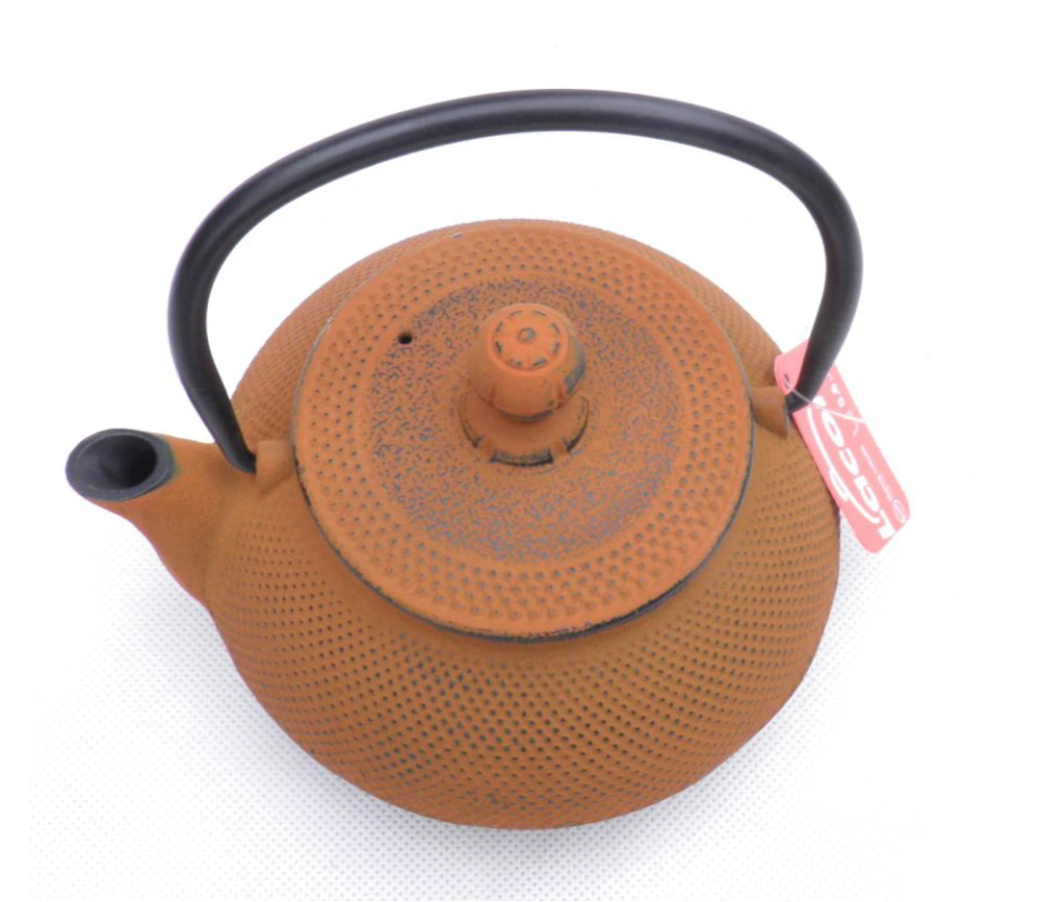 Dzbanek zeliwny ceglasty widok z gory z zamknieta pokrywka klasyczny imbryk do herbaty
