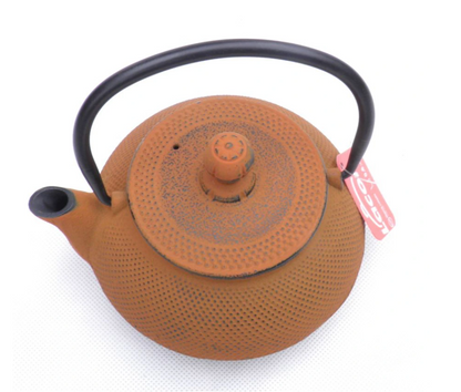 Dzbanek zeliwny ceglasty widok z gory z zamknieta pokrywka klasyczny imbryk do herbaty
