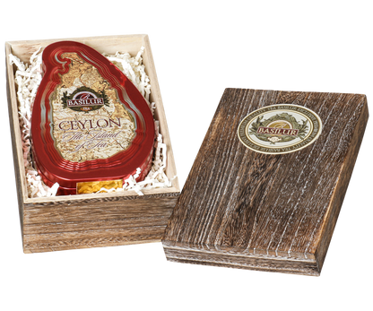 Otwarta skrzynka Basilur Crimson Paulownia z puszką w kształcie wyspy Sri Lanka.