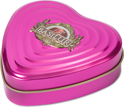 Różowa puszka w kształcie serca z logo Basilur, eleganckie opakowanie herbaty Forever Life.