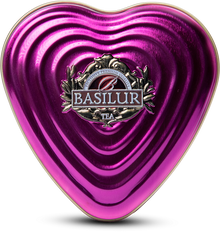 Widok z góry na różową puszkę Basilur Forever Life w kształcie serca, ekskluzywna herbata prezentowa.