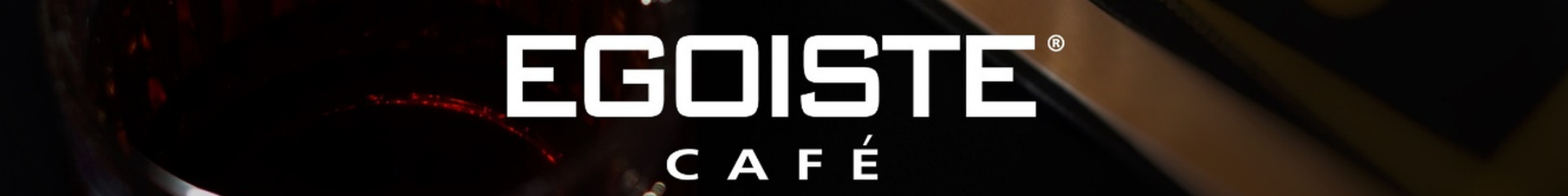 Logo Egoiste Café w białej czcionce na ciemnym tle z subtelnym czerwonym odcieniem kawy w tle.