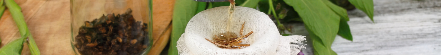 Nalewanie naparu z ziół przez biały materiałowy filtr do napojów.