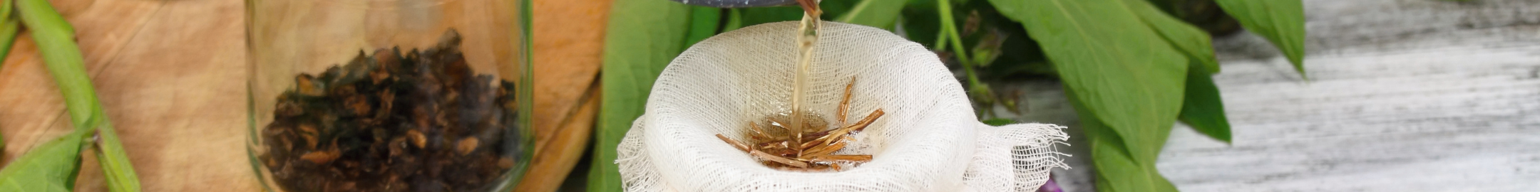 Nalewanie naparu z ziół przez biały materiałowy filtr do napojów.