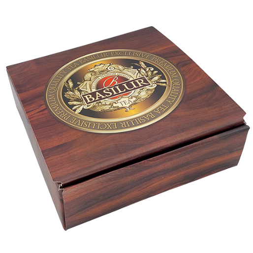 Zamkniety ekspozytor Basilur z eleganckim drewnianym wykonczeniem i logo marki herbat premium