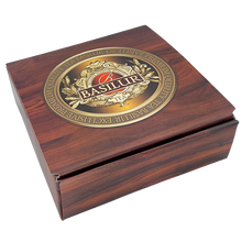 Zamkniety ekspozytor Basilur z eleganckim drewnianym wykonczeniem i logo marki herbat premium