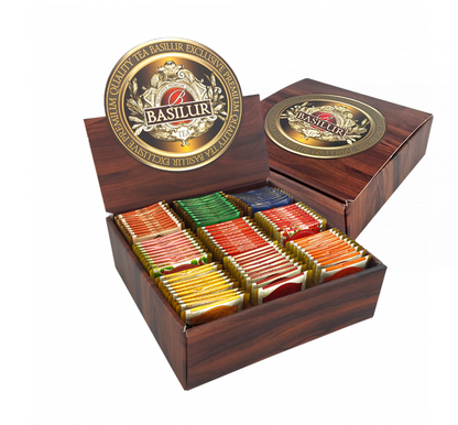 Ekspozytor Basilur z zestawem 90 saszetek herbat i naparów owocowych, widok otwartego pudełka z kolorowymi herbatami
