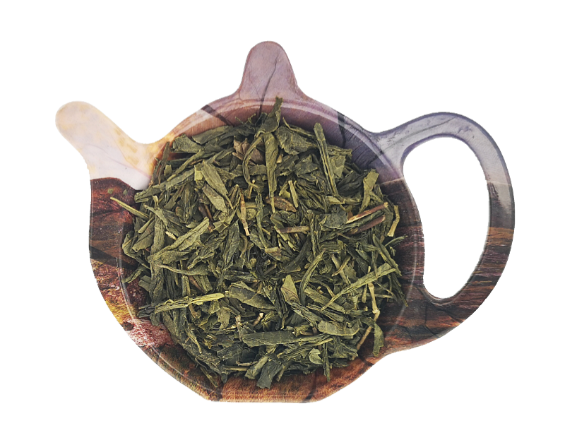 Liście organicznej chińskiej zielonej herbaty Bancha przedstawione na podstawce w kształcie czajniczka