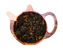 Czarna herbata chińska Golden Biluochun o skręconych złotawych listkach na podstawce w kształcie czajniczka