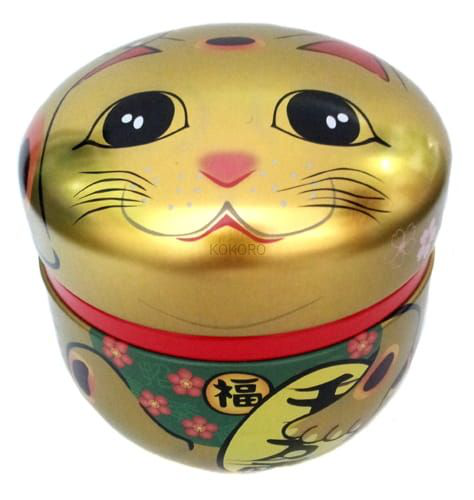 Złota puszka Maneki Neko prezentująca opakowanie herbaty Sencha z Matcha w dekoracyjnej formie zapewniającej efektowny wygląd produktu.