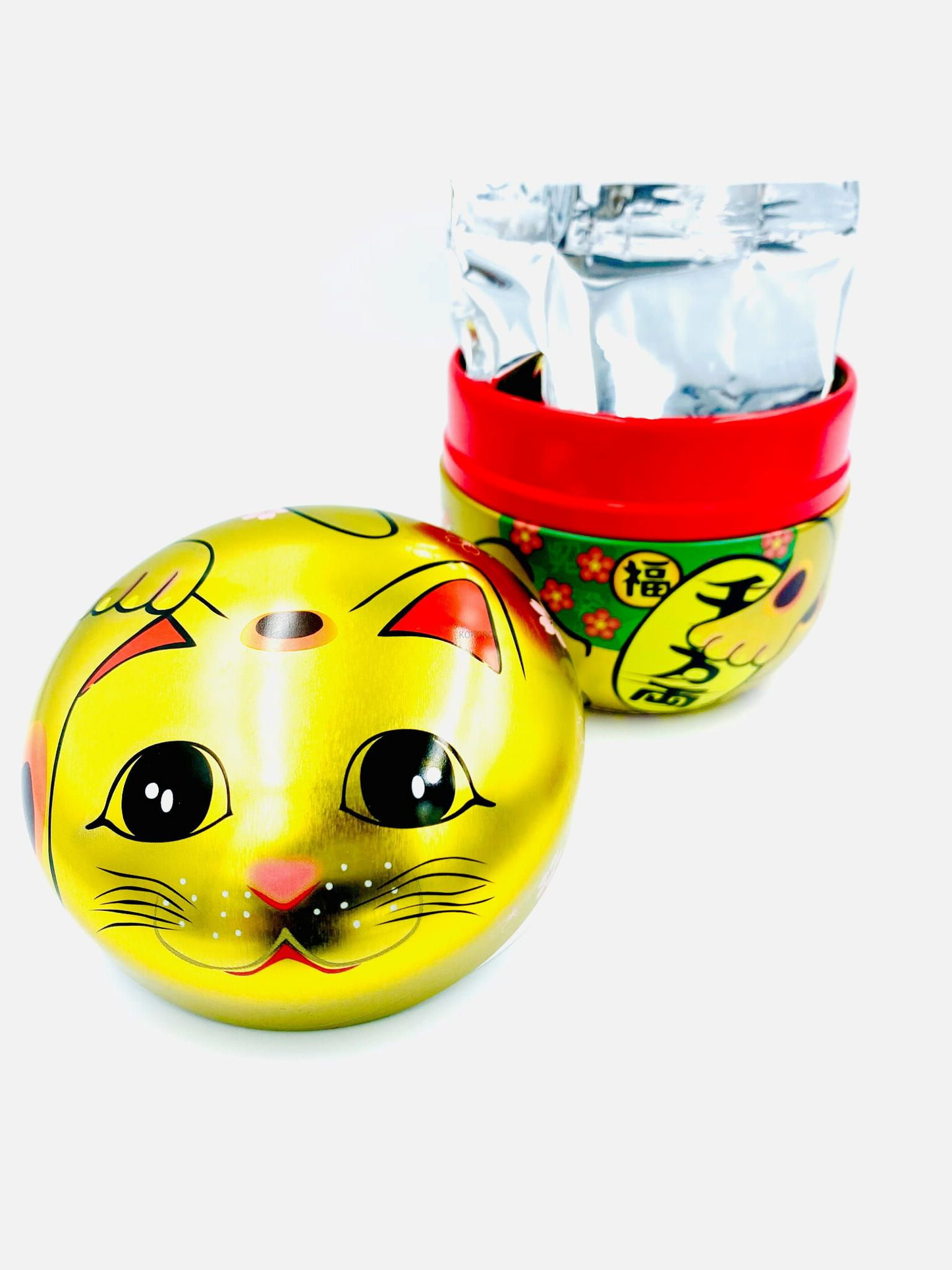 Na zdjęciu widoczna jest złota puszka Maneki Neko z motywem kota i wewnętrznym opakowaniem herbaty Sencha Matcha co wspiera wyszukiwalność produktu.
