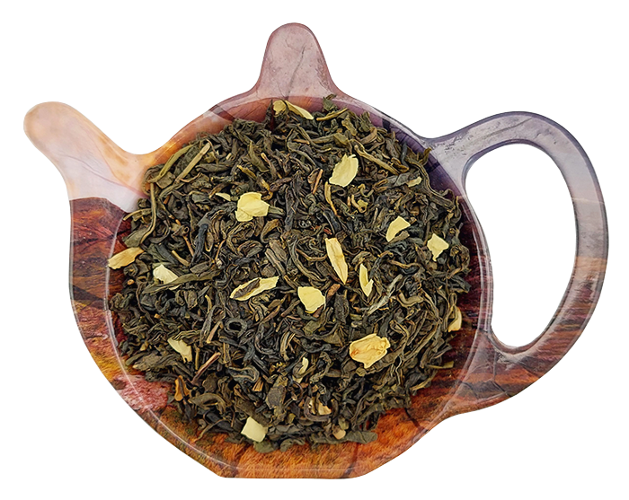 Zielona herbata Queen of Jasmine z widocznymi płatkami jaśminu zaprezentowana na podstawce w kształcie czajniczka.