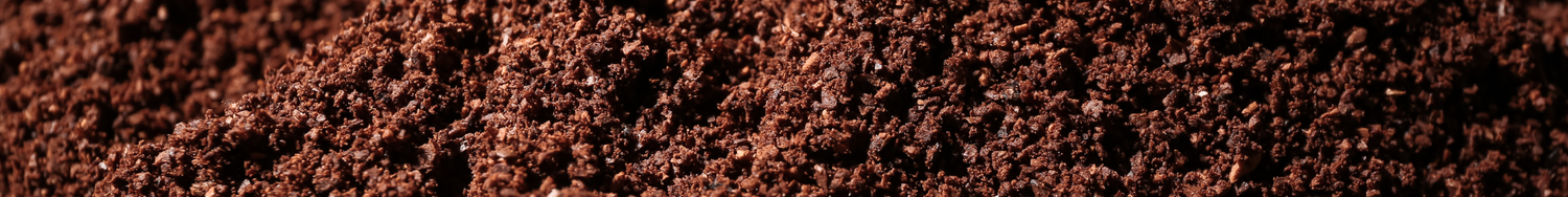 Zbliżenie na zmielone ziarna kawy, ciemnobrązowa faktura kawy mielonej.