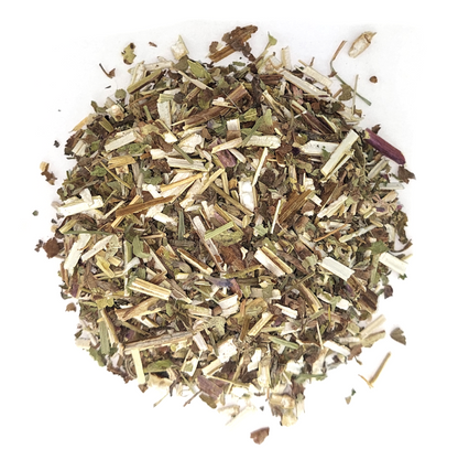 Suszone ziele kocimiętki w formie drobnych listków i łodyg pokazujące naturalny skład produktu.