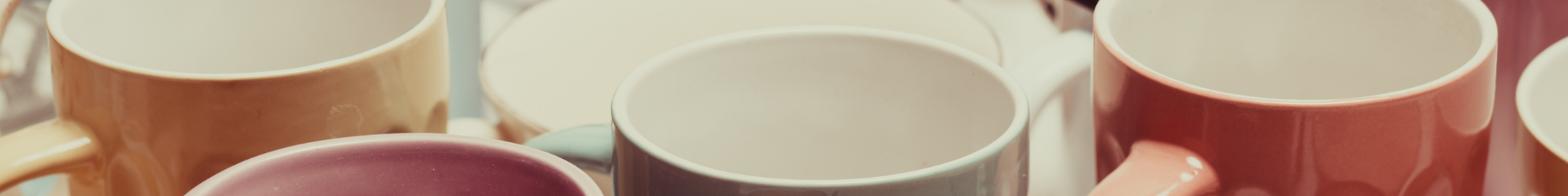 Kolorowe ceramiczne kubki ustawione obok siebie, widok z góry.