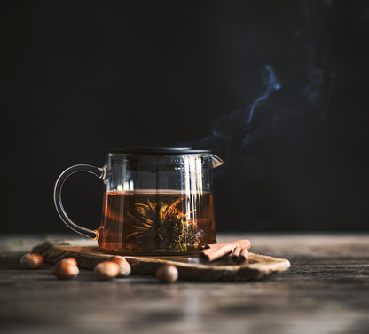 Filiżanka z herbatą rozkwitającą Golden Yuanbao, dekoracyjny kwiat herbaciany w aromatycznym naparze.