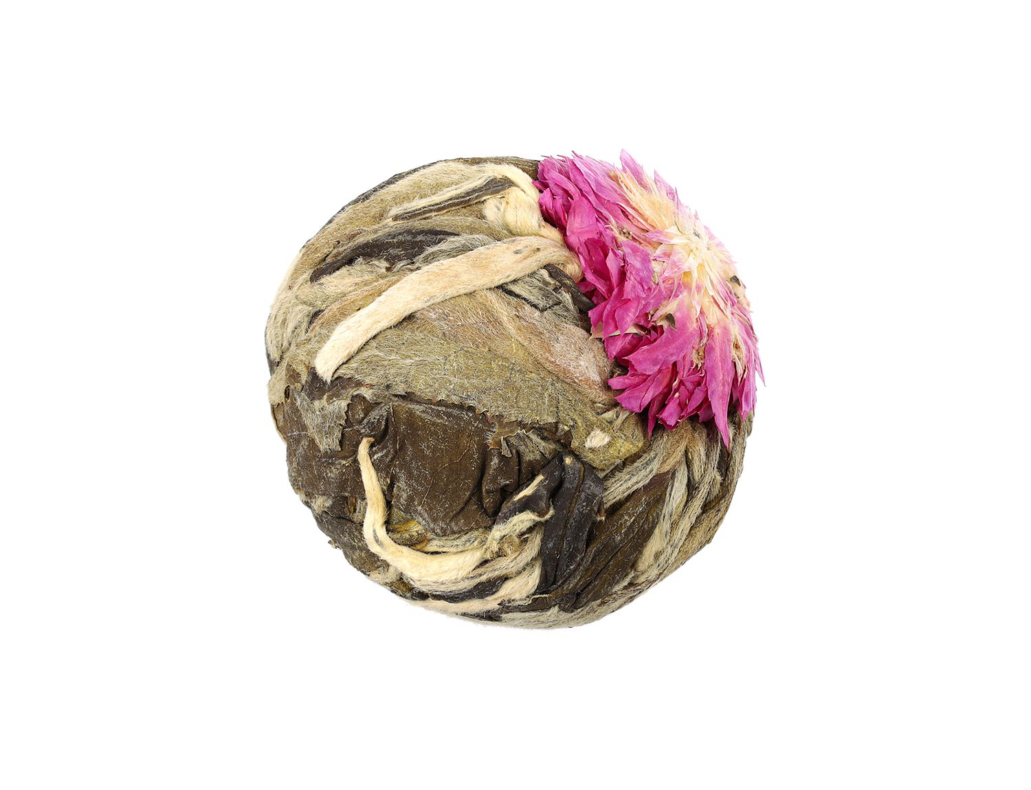 Herbata rozkwitająca Rich Flower w formie suszonej kulki z widocznym różowym kwiatem.