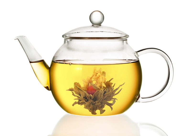Rozkwitająca herbata Miłosny Zachód Słońca rozwinięta w dzbanku z jasnym naparem