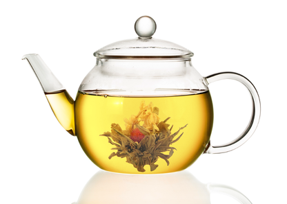 Rozkwitająca herbata Miłosny Zachód Słońca rozwinięta w dzbanku z jasnym naparem