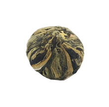 Kulka herbaty rozkwitającej Miłosny Zachód Słońca przed zaparzeniem
