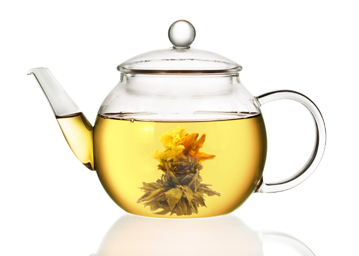 Herbata rozkwitająca Liliowy Czar rozwinięta w szklanym dzbanku
