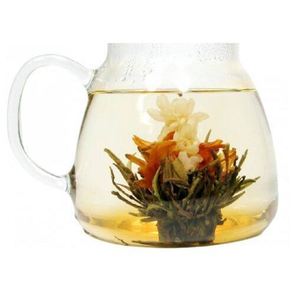 Kwiat herbaty Liliowy Czar w trakcie parzenia w przezroczystym dzbanku