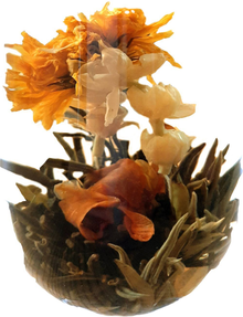 Herbata rozkwitająca Podniebny Taniec Feniksa podczas parzenia w szklanym dzbanku