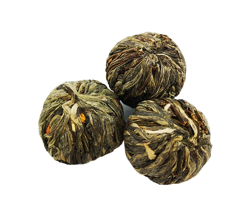 Trzy kulki herbaty rozkwitającej Podniebny Taniec Feniksa na białym tle
