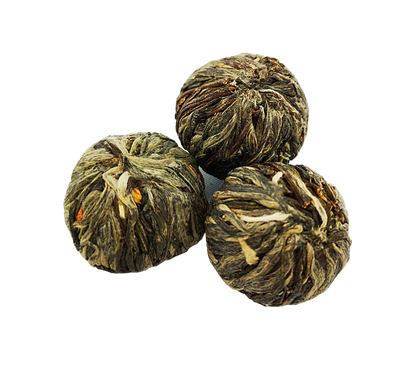 Trzy kulki herbaty rozkwitającej Podniebny Taniec Feniksa na białym tle
