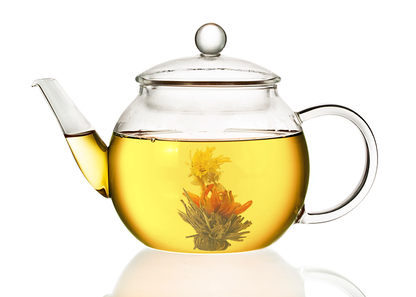 Rozwinięta herbata Podniebny Taniec Feniksa z widocznymi kwiatami w szklanym naczyniu
