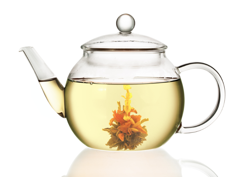 Szklany dzbanek z zaparzoną herbatą Lilly Fairy prezentujący rozwinięty kwiat w jasnym naparze co podkreśla dekoracyjny charakter produktu.